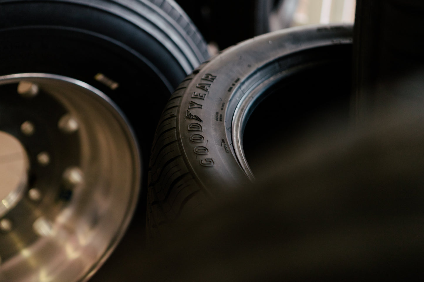 Conducción en lluvia: características que deben tener tus llantas para evitar accidentes