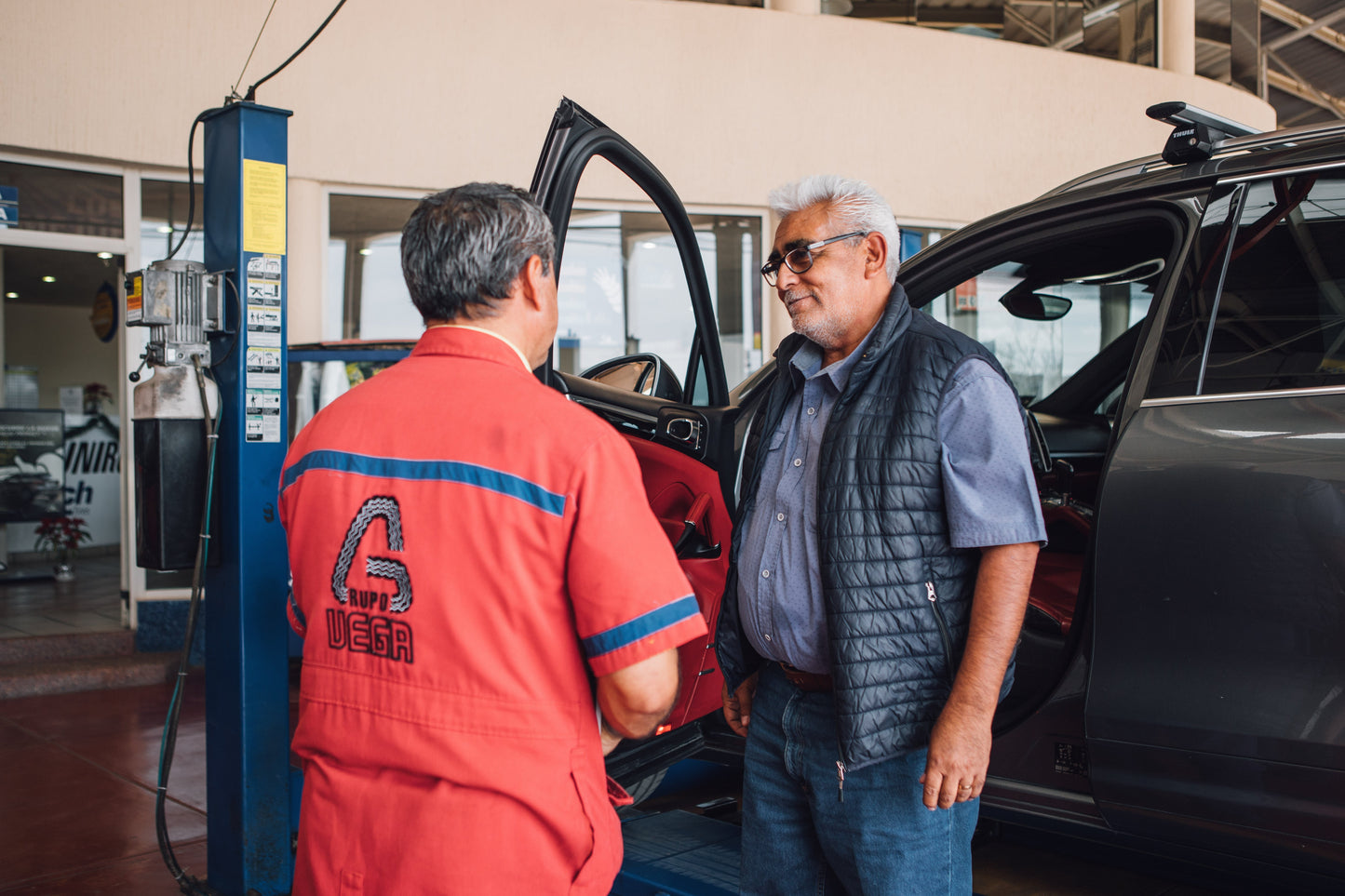 ¿Qué hacer si una llanta se poncha en carretera?